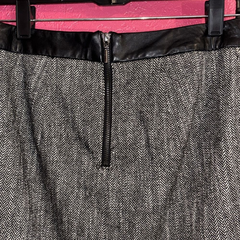 Bebe black and white herringbone pencil skirt with leather waistband. Sz 4 - Picture 4 of 8